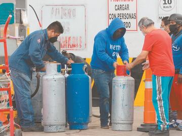 Explota tanque de gas LP mientras trabajador rellenaba cilindro a cliente en Tultitlán