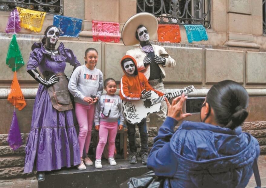 Ni la "muerte" la separa de su vocación, y la luce en calle