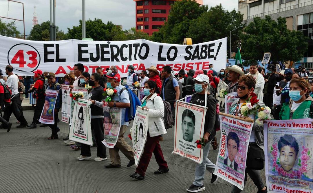 Al frente del contingente se ubicaron los padres de los desaparecidos con la fotografía de sus hijos. Foto: Diego Simón Sánchez