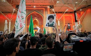 Sepultan a Ali Jamenei en su ciudad natal; tensión aumenta tras ataques entre EU e Irán
