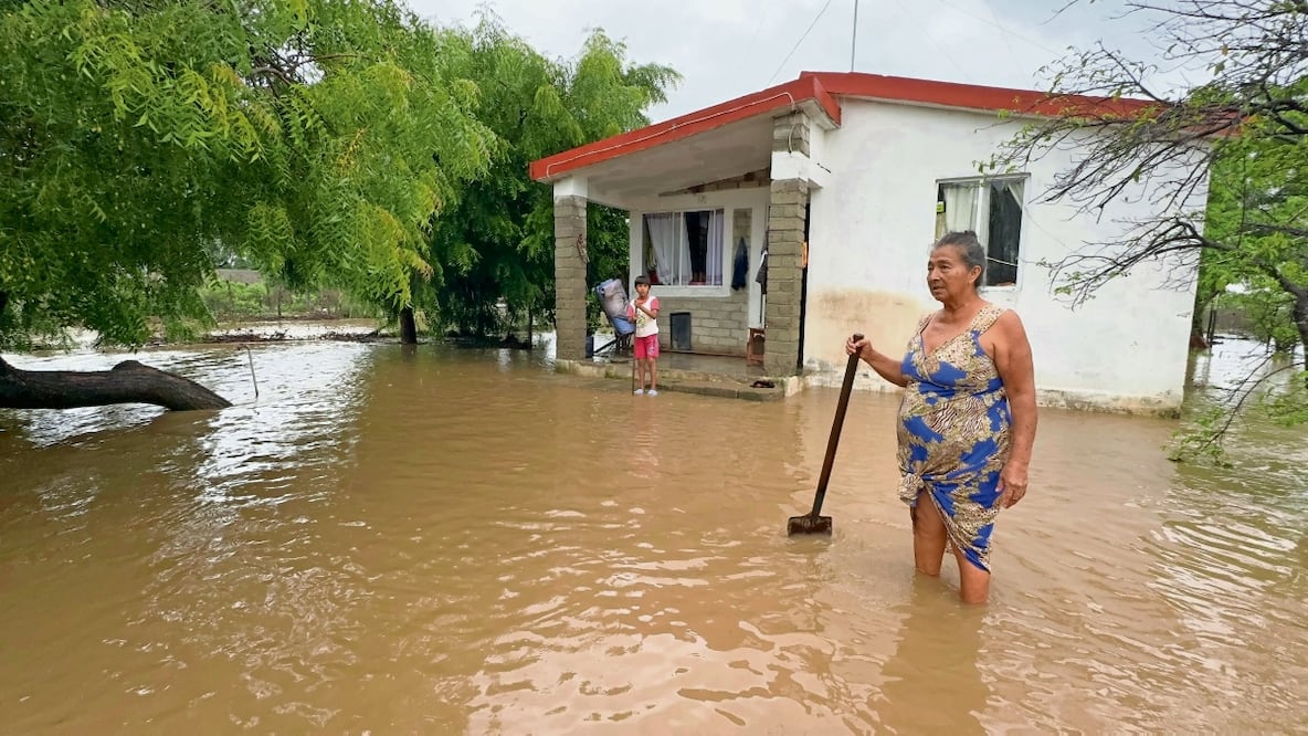 Familias en algunas regiones de Oaxaca se vieron afectadas por las crecidas de ríos y arroyos. Foto: de Rusvel Rasgado. El Universal