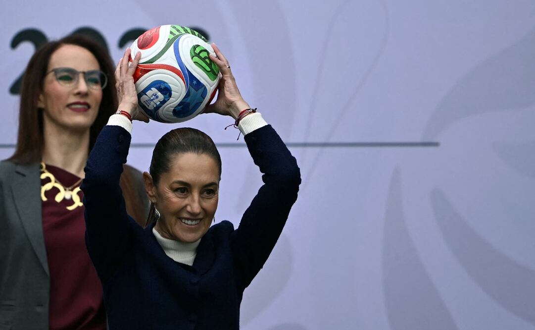 Claudia Sheinbaum espera que inversión para el Mundial de 2026 también impacte en el desarrollo del futbol femenil en México / Foto: AFP