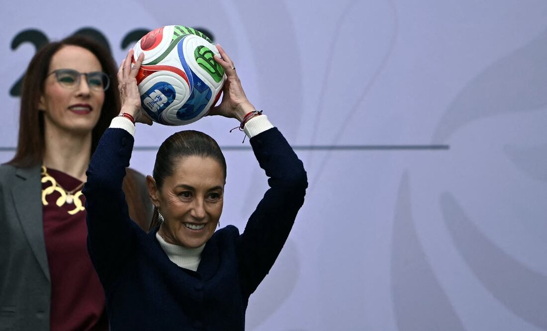 Claudia Sheinbaum espera que inversión para el Mundial de 2026 también impacte en el desarrollo del futbol femenil en México / Foto: AFP
