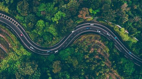 6 consejos sobre cómo tomar una curva en carretera de manera segura