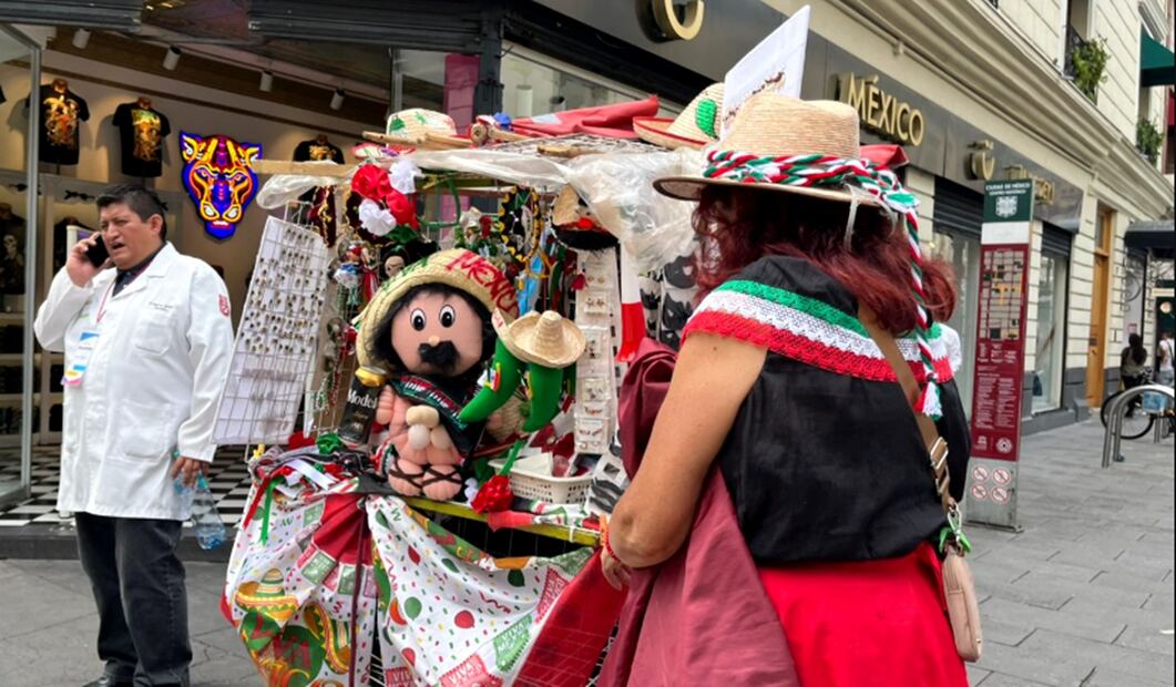 Vendedores ambulantes ofertan, en el Centro Histórico de la Ciudad de México, cientos de productos alusivos al festejo patrio sobre la calle de Madero, del Palacio de Bellas Artes al Zócalo capitalino, el 2 de septiembre de 2025. Foto: Rafael García | EL UNIVERSAL