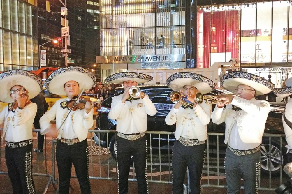 Afuera del Hilton, en el centro de Nueva York, hubo mariachis. En el hotel el magnate esperaba los resultados de las votaciones. (FOTO: ROBERTO JIMÉNEZ. EL UNIVERSAL)
