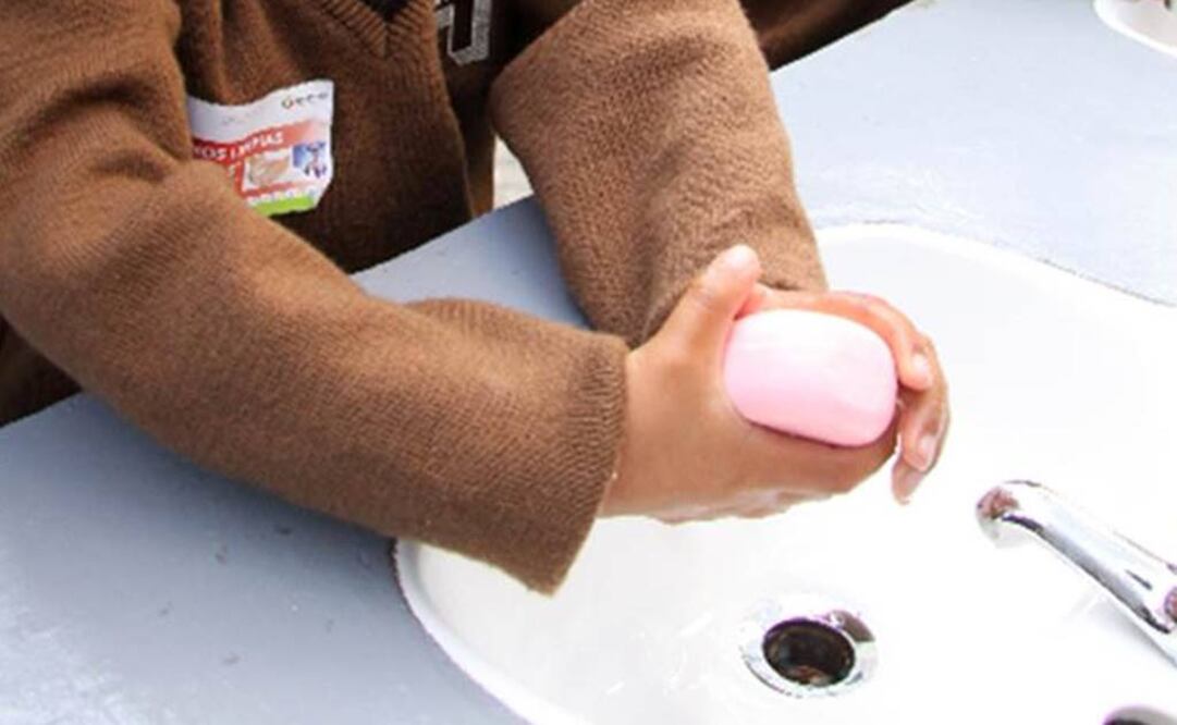 Usar agua y jabón es una manera rápida y fácil de hacerlo, aunque el alcohol gel también sirve, siempre y cuando la suciedad no sea visible. Foto: Archivo