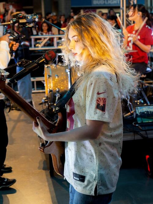 Daniela Villarreal Vélez, guitarrista líder, sorprendió al público con su energía rockera. Foto: @thewarningrockband (Instagram).