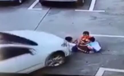 Difunden video de mujer que atropella a tres niños en un estacionamiento