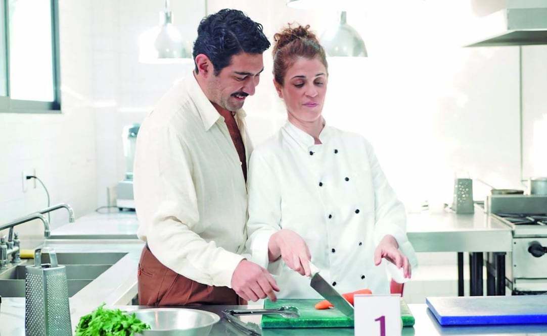 Andrés (Guerrero) es un chef que da clases a Elena (Ruth Gabriel), quien decide aprender a cocinar. Foto: Producción A la carta