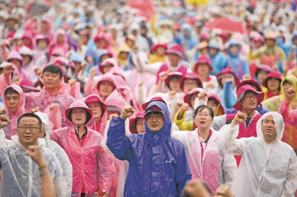 Postura. Manifestantes surcoreanos participaron ayer en Seúl en una marcha por la paz en la península (JUNG YEON-JE. AFP)