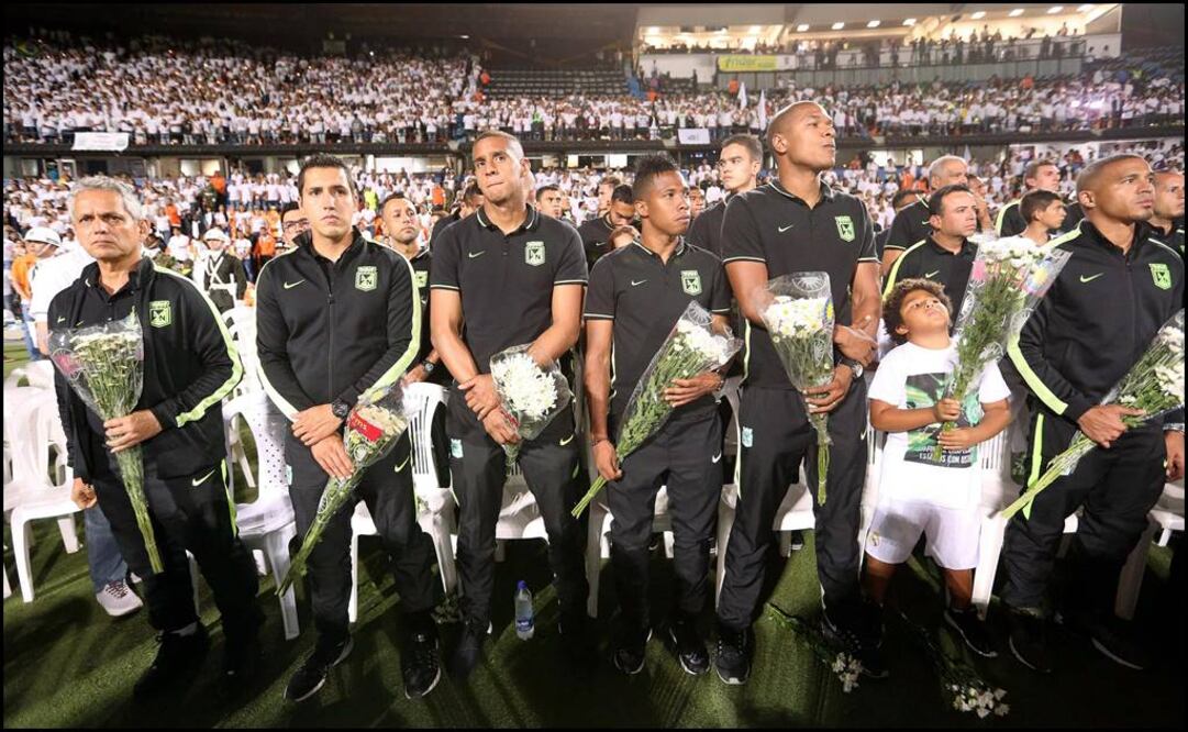 Jugadores del equipo colombiano en el homenaje al Chapecoense. Foto: EFE