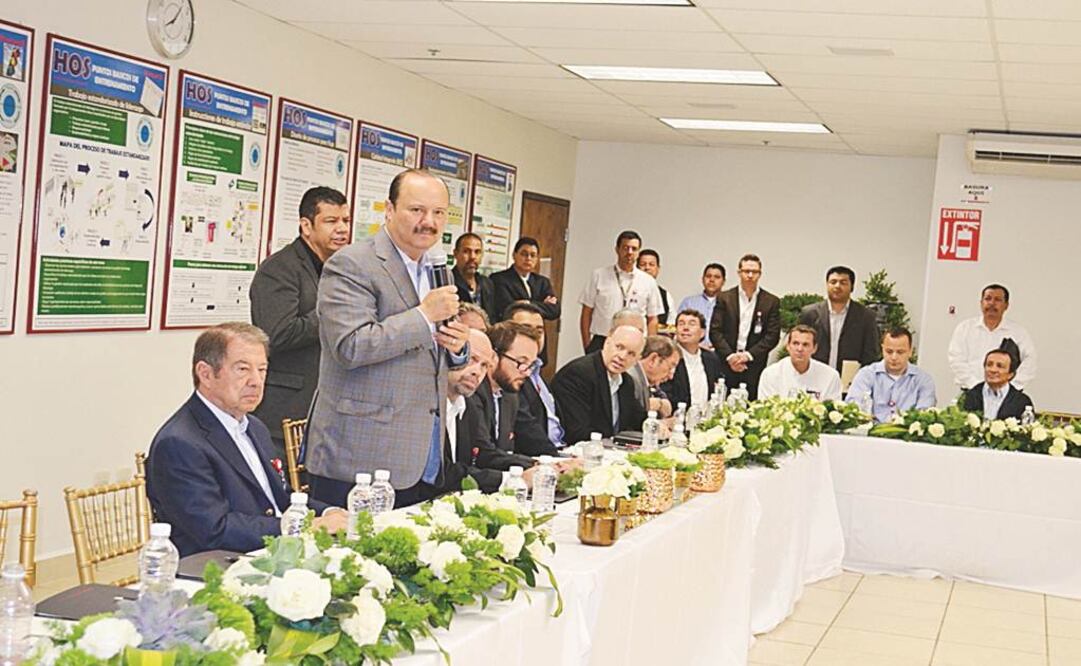 El gobernador César Duarte se reunió en la planta Honeywell con los empresarios en el rubro de insumos para la industria aeroespacial. Éstos manifestaron su interés en invertir en la entidad