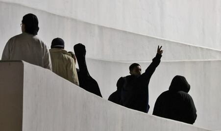FOTOS: Llegan a Tijuana primeros migrantes deportados detenidos en redadas de Trump