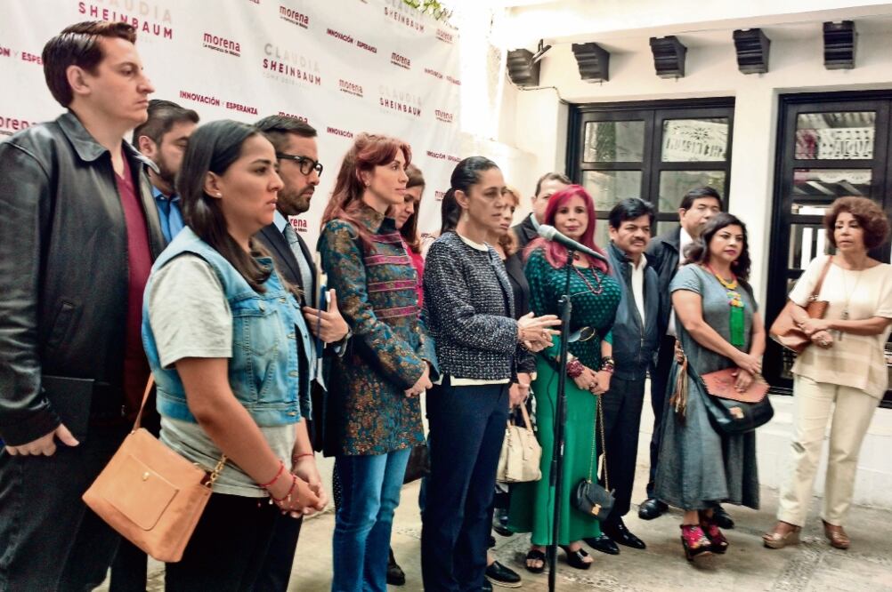 Claudia Sheinbaum Pardo, la jefa de Gobierno electa, se reunió ayer en privado con 15 de los 16 candidatos a las alcaldías de la coalición Juntos Haremos Historia (ganadores y perdedores) a quienes planteó el tema del combate a la corrupción (GERARDO SUÁ)