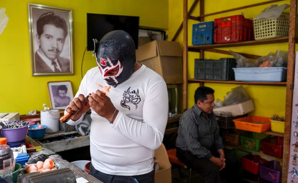 Dark Steel puliendo un luchador de juguete en el taller de su tío Fernando González Galicia. Foto: Paola Reyes/EL UNIVERSAL
