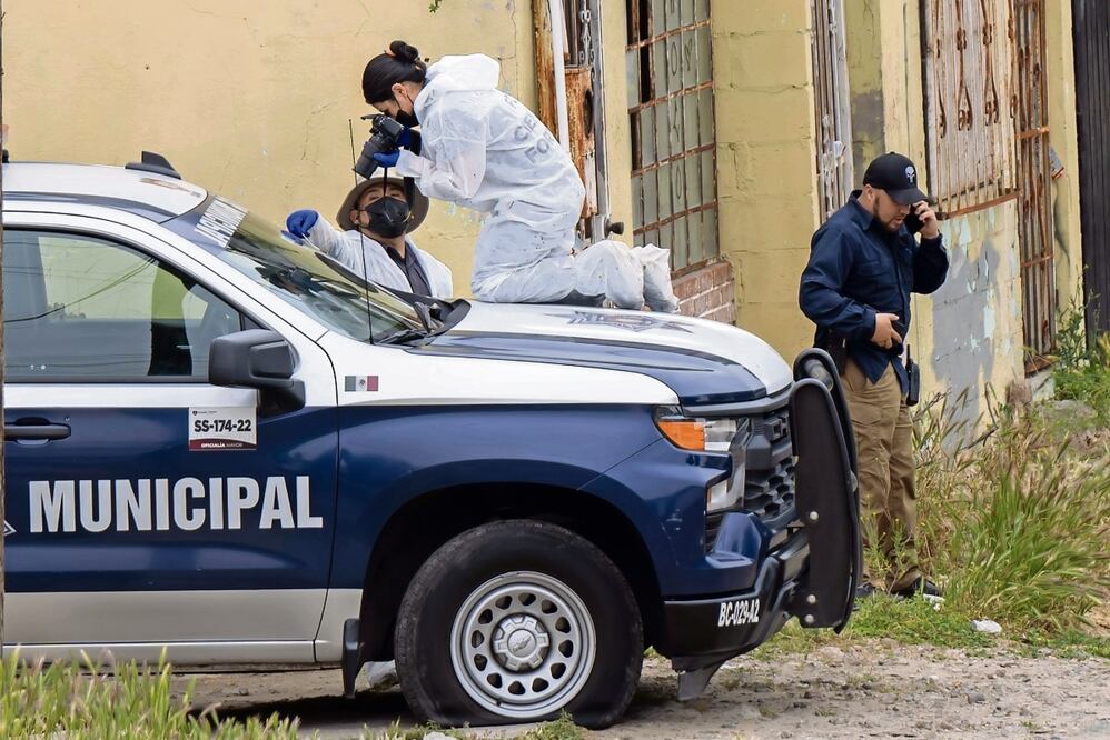El subdirector de la Policía Municipal, Jesús Becerra, y su escolta, resultaron heridos. Foto: de Omar Martínez. Cuartoscuro