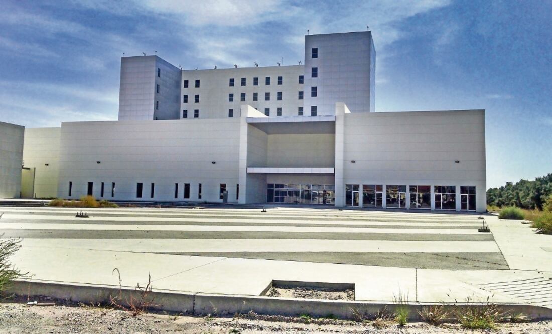 El mayor avance en lo que se proyectaba como el mejor hospital del norte del país y que incrementaría 100% la calidad en servicios de salud para los juarenses se percibe en la fachada, a la cual se le dio prioridad (LUIS FIERRO)