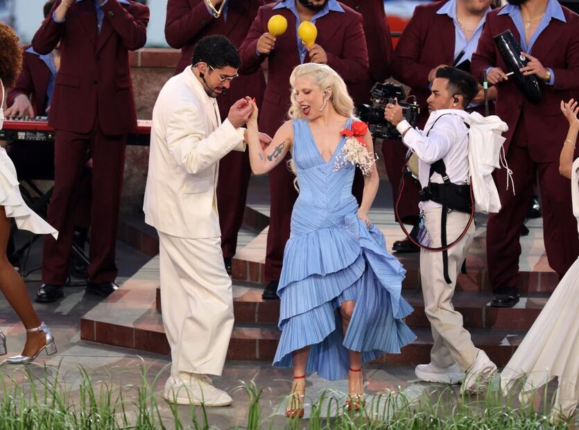 Los tacones rojos de Lady Gaga aportaron contraste, fuerza y dramatismo al look, sellando una estética poderosa que dialogó con la energía del show. Foto: AP