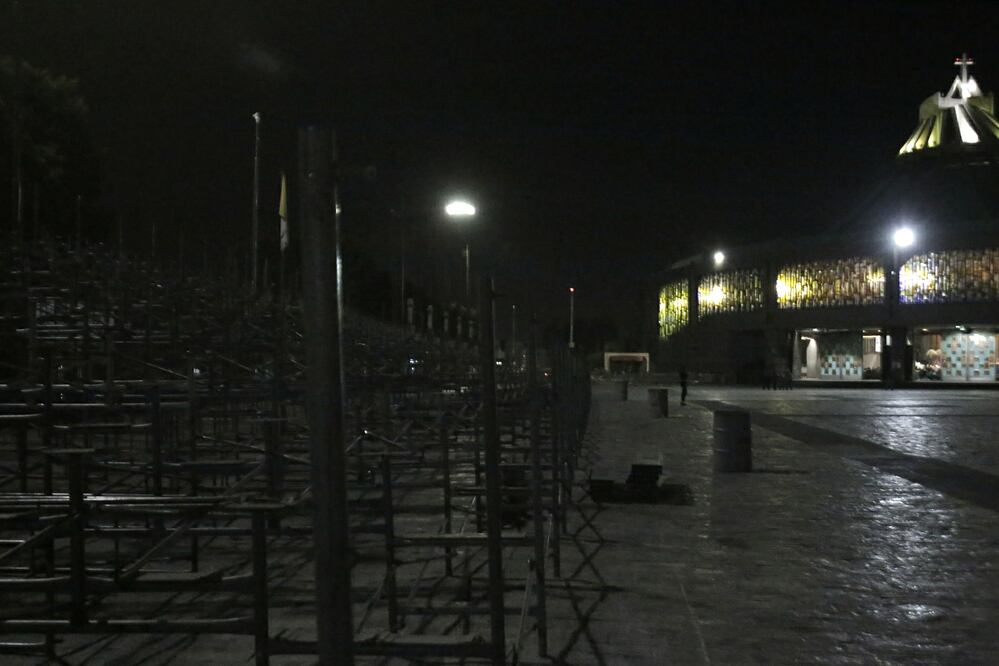 Hoy personal de la Basílica de Guadalupe comenzó la instalación de las gradas en la plaza mariana (ALEJANDRA LEYVA. EL UNIVERSAL)