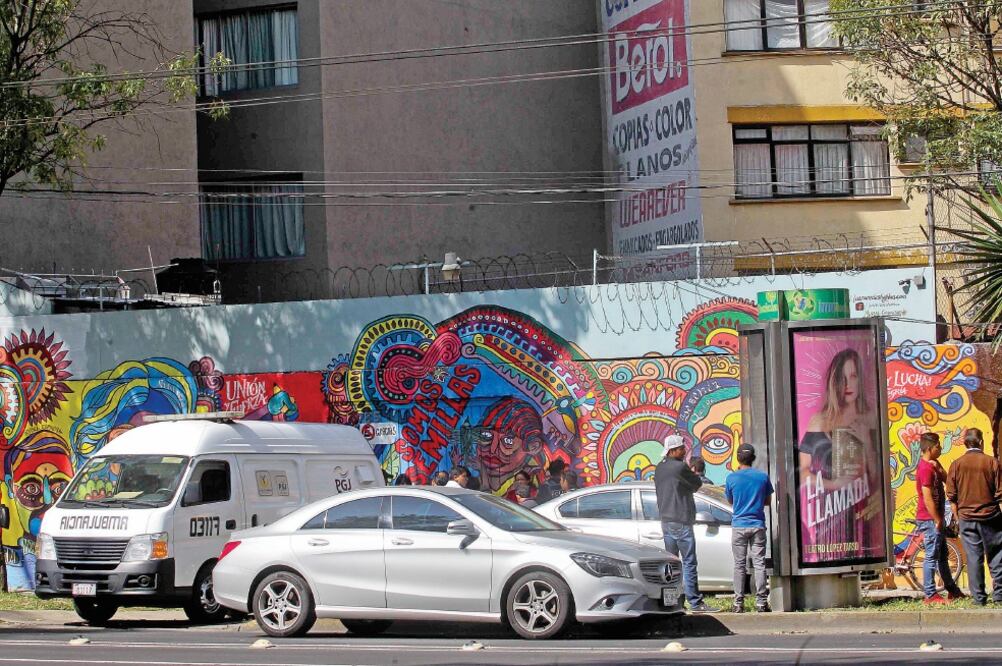 Autoridades capitalinas llegaron al número 785 del Eje Central Lázaro Cárdenas para iniciar las indagatorias por la muerte del hombre (FERNANDO RAMÍREZ. EL UNIVERSAL)