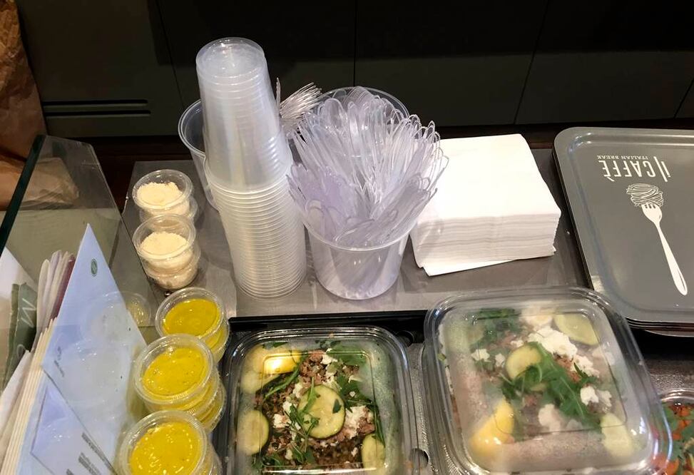 Francia prohíbe el uso de platos y cubiertos de plástico