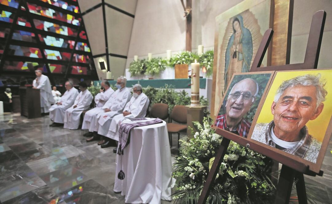 Seis sacerdotes de la Compañía de Jesús participaron en la misa ofrecida por las almas de los asesinados. Foto: Valente Rosas/ EL UNIVERSAL