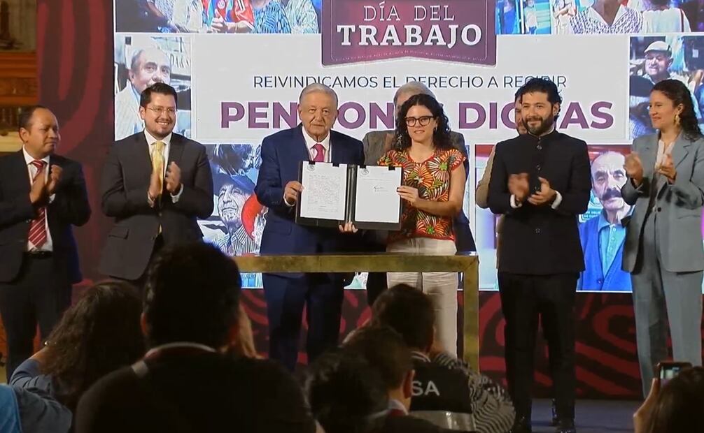 AMLO firma el decreto por el que se crea el Fondo de Pensiones para el Bienestar. Foto: Especial