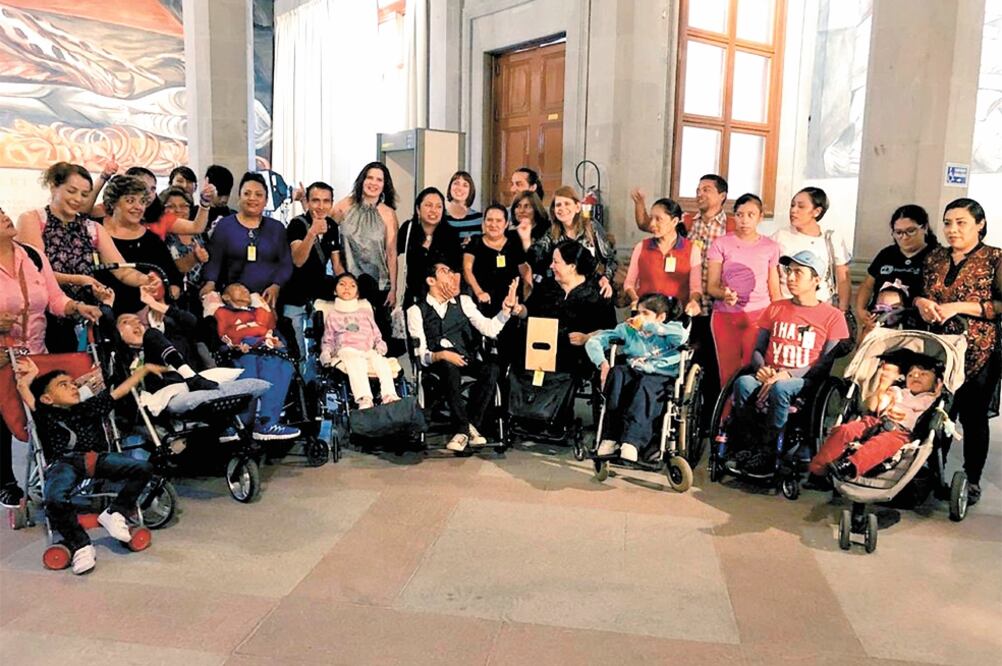 Padres que acudieron a la Segunda Sala celebraron que sus hijos enfermos se beneficiarán con la regulación del uso medicinal de la marihuana. Foto: TOMADA DE TWITTER