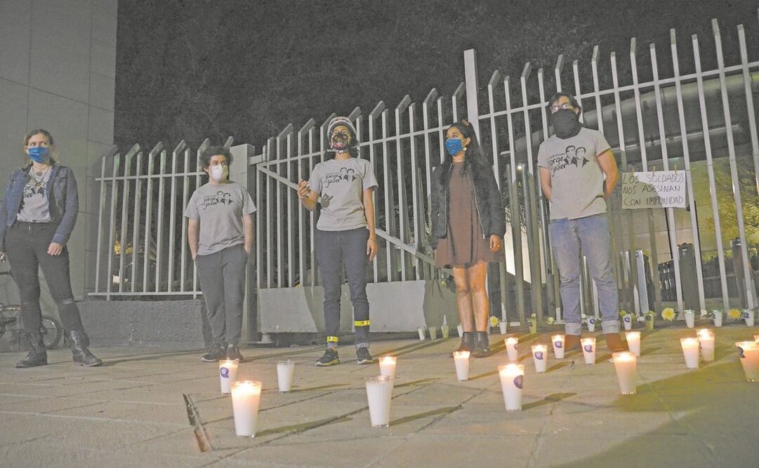 Estudiantes y familiares de Jorge Mercado y Javier Arredondo montaron una ofrenda afuera del Tec de Monterrey, donde fueron asesin ados. Foto: Emilio Vásquez. EL UNIVERSAL