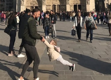 Buscan a protagonistas de una foto realizada frente a Notre Dame previo al incendio
