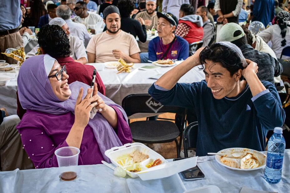 Sergio concluye su primer Ramadán y se prueba un gorro Kufi en el Eid Al Fitr. Foto: Gabriel Pano