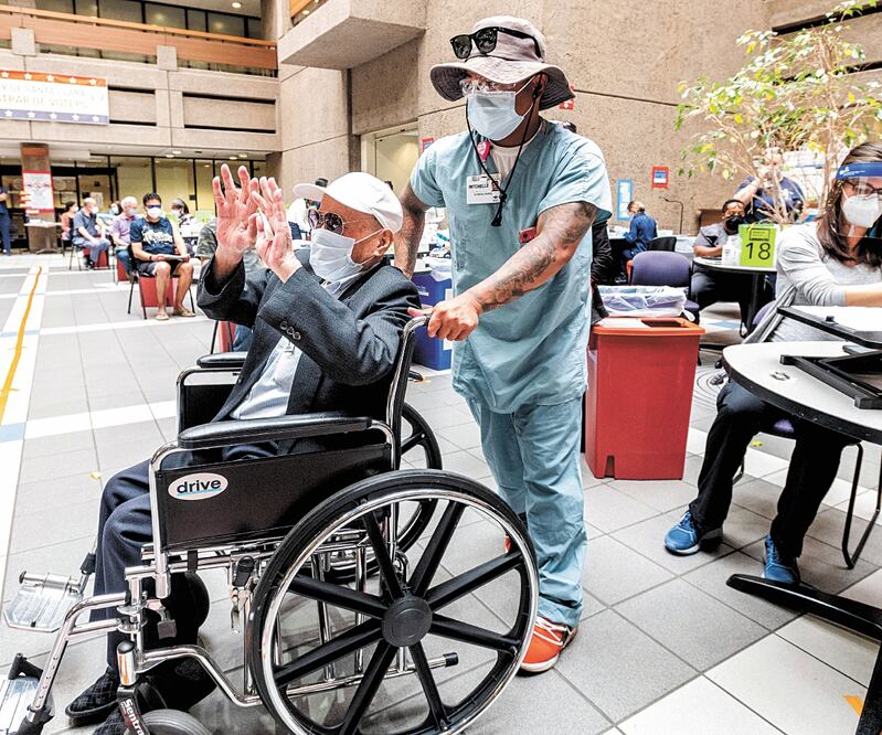 Un hombre de 106 años celebra luego de recibir la segunda dosis de la vacuna de Pfizer contra el coronavirus en San José, California. Foto: NOAH BERGER. AP