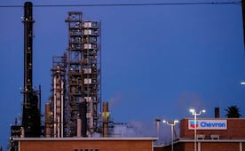 Chevron anuncia acuerdos para duplicar producción petrolera en Venezuela en 5 años; el país superará los 2 millones de barriles, prevé EU