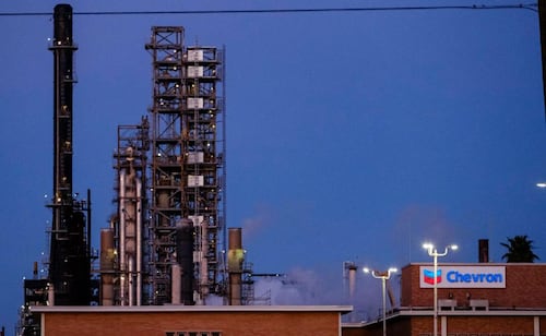 Chevron anuncia acuerdos para duplicar producción petrolera en Venezuela en 5 años; el país superará los 2 millones de barriles, prevé EU