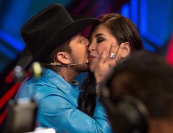 Mini vestido y tenis de lujo, los básicos de la mamá y hermana de Nodal