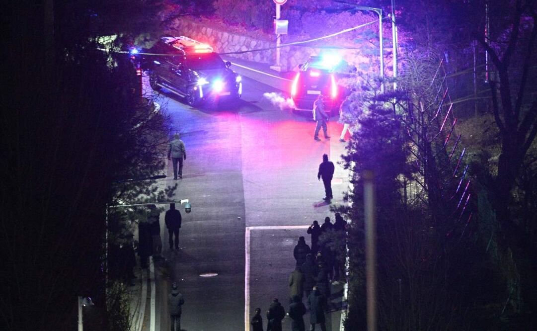 La crisis política en Corea del Sur se agrava tras el arresto del presidente destituido Yoon Suk Yeol, acusado de abuso de poder e incitación a la insurrección por su breve imposición de la ley marcial en diciembre de 2024. (14/01/25) Foto: AFP