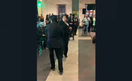 Video. La maestra Delfina da clases... pero de baile tropical en evento del Senado