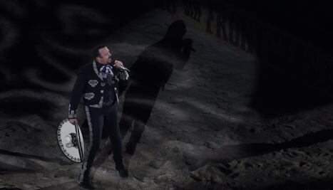 Pepe Aguilar rinde homenaje a Vicente Fernández en su show presencial 