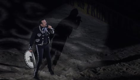 Pepe Aguilar rinde homenaje a Vicente Fernández en su show presencial