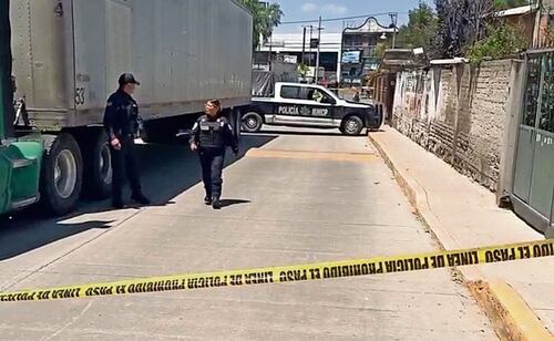 El cuerpo de una persona fue localizado en un canal de aguas negras, en San Mateo Cuautepec, en Tultitlán. Foto: Especial