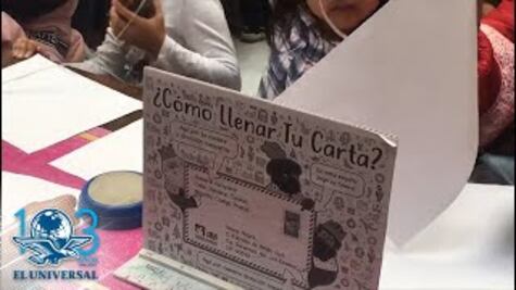 Niños envían su carta a los Reyes Magos en el Palacio Postal