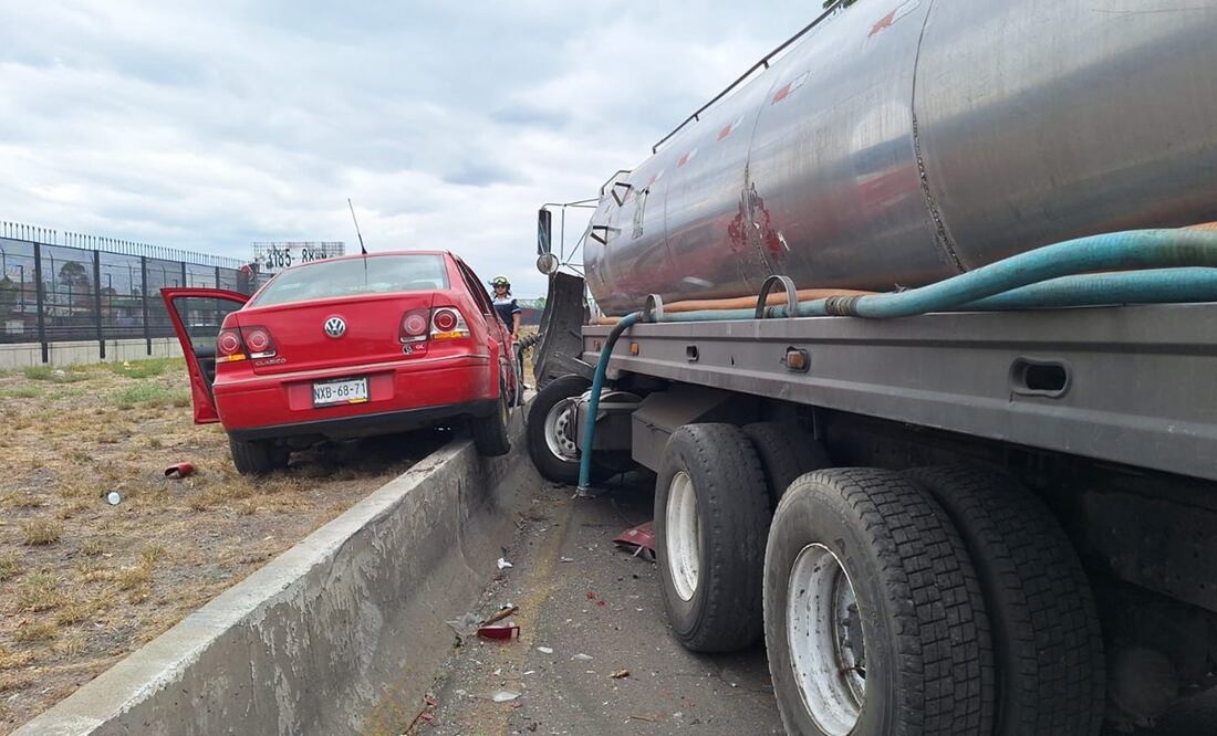 Una pipa de agua potable embistió a seis vehículos que circulaban sobre la avenida Central, en Ecatepec. Foto: Especial