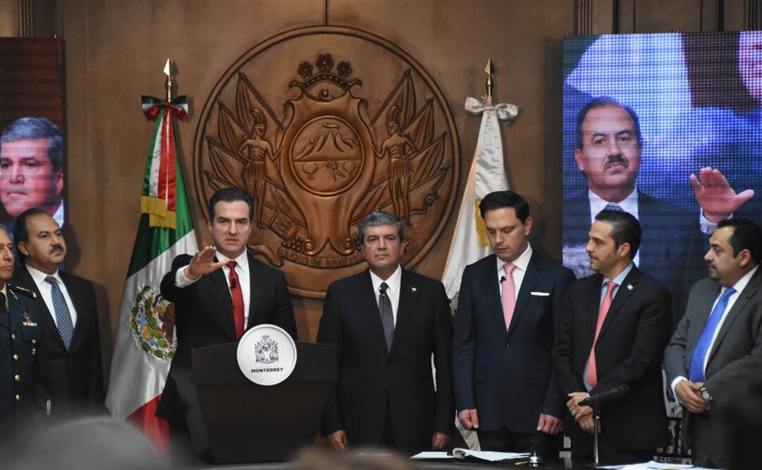 Ya investido como alcalde, Adrián de la Garza tomó la protesta a los regidores y síndicos electos del ayuntamiento (Foto: Emilio Vasquez / EL UNIVERSAL)