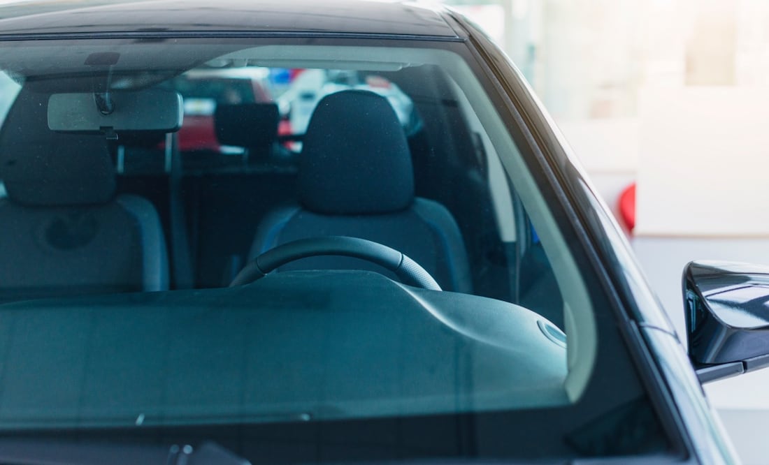 Revisa las leyes de tu localidad para saber el nivel de oscurecimiento permitido en los vidrios del auto. Foto: Freepik