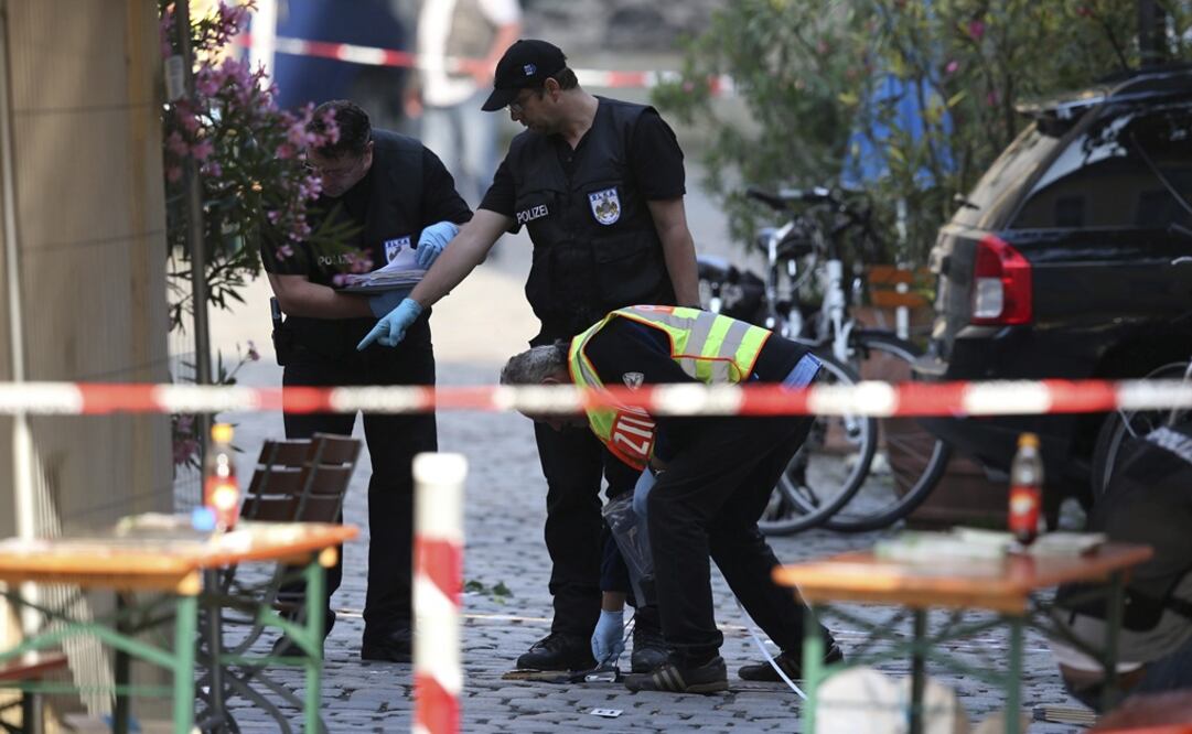 Policías revisan la escena tras la explosión registrada en Ansbach. (Foto: Archivo EFE/Daniel Karmann)