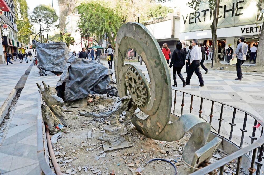 En jardineras donde sólo hay polvo fueron colocadas las esculturas, algunas cubiertas sólo con bolsas de plástico a manera de protección (IVÁN STEPHENS. EL UNIVERSAL)