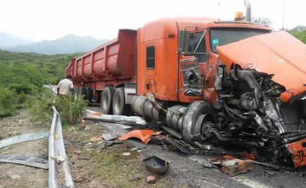 Chocan dos tractocamiones en Oaxaca