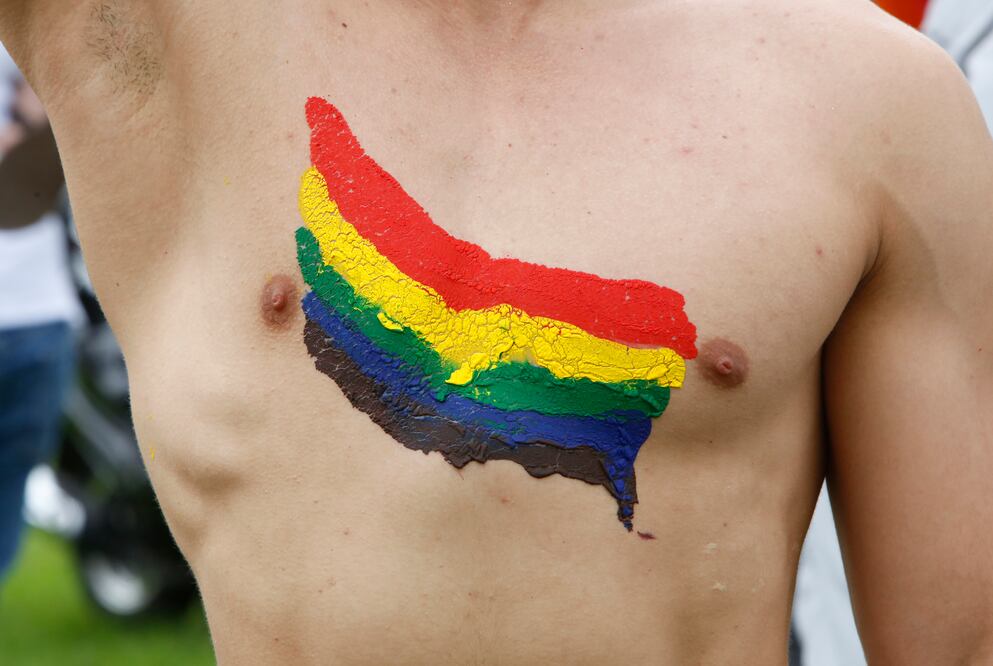 "Me volvía loco", dice hombre gay tras ser sometido a terapia de conversión