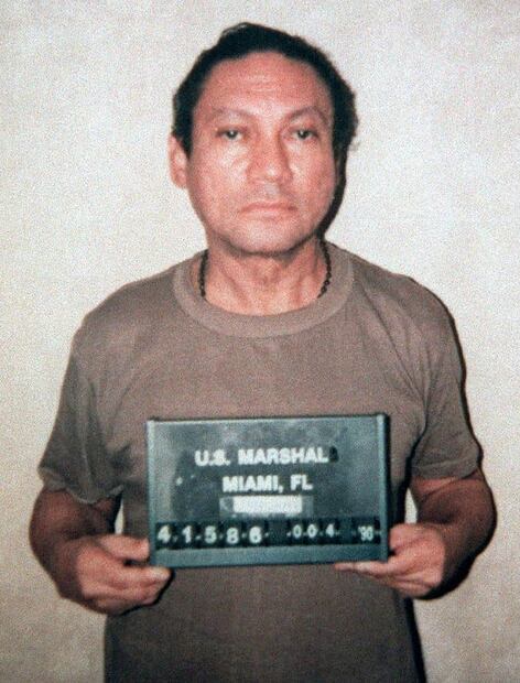 Fotografía de Manuel Noriega como preso de la Cárcel de Miami. George Bush estableció una recompensa de un millón de dólares por su cabeza. Foto: Wikimedia Commons.